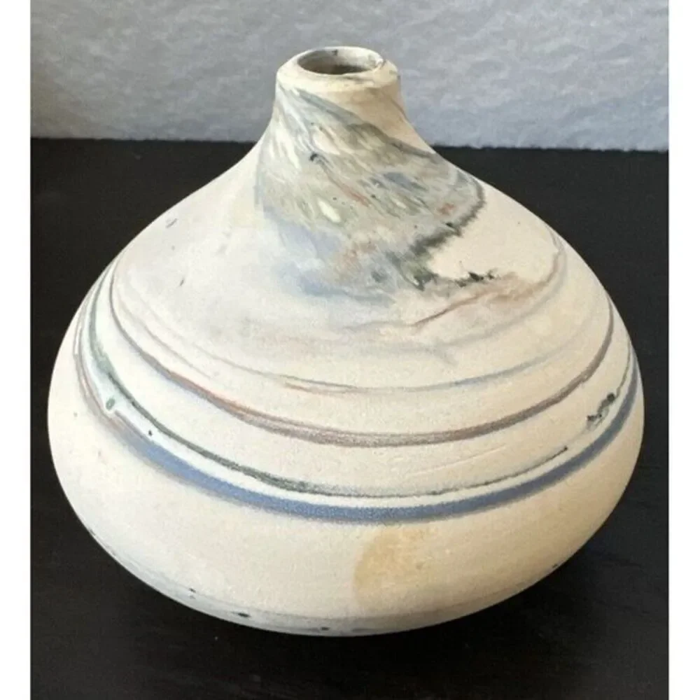 Small Pottery Vase,‎ Signed 4